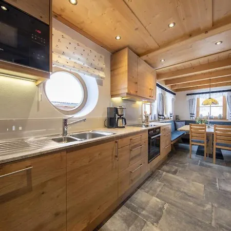 Schoeneben Berghuette Wald im Pinzgau