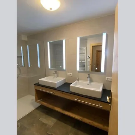 Schoeneben Berghuette * ヴァルト・イム・ピンツガウ